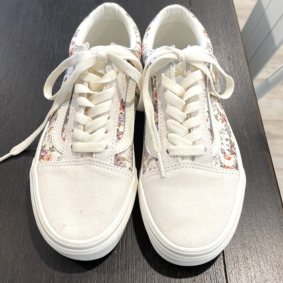 Vans Shoes - Vans sneakers. BRAND NEW VINTAGE FLORAL OLD SKOOL